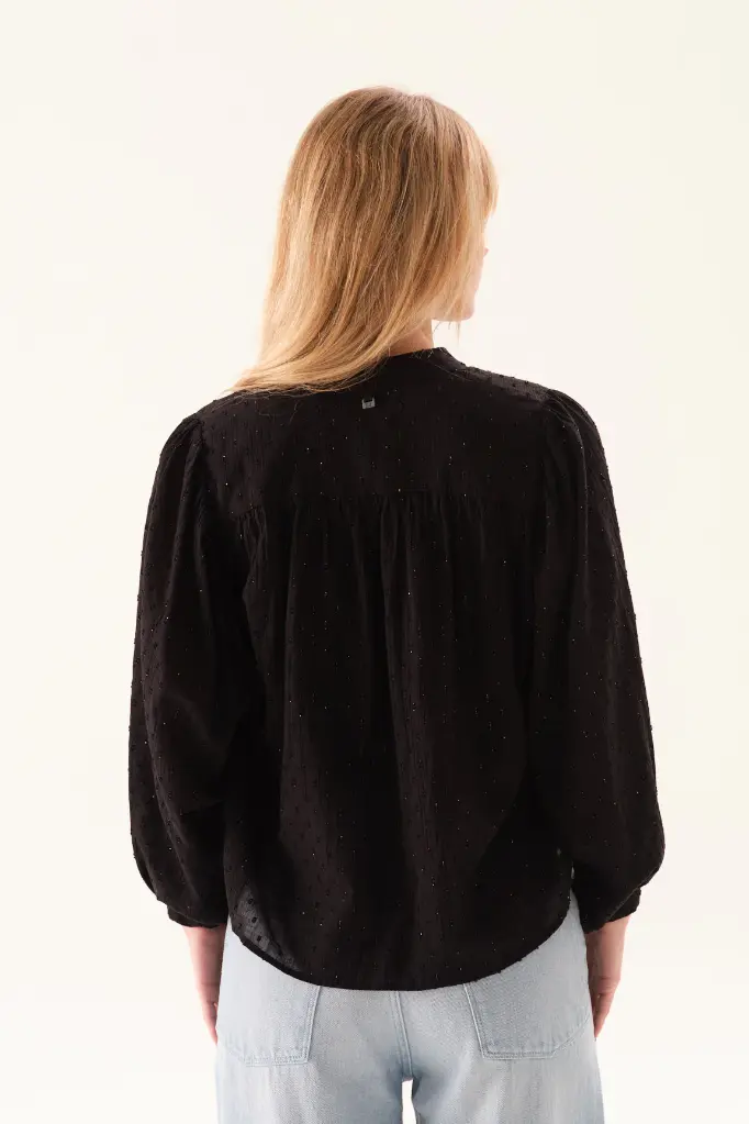 38540501CAMISAMIRANDANEGRO06_c205004e-ebf8-49ad-af2d-6d094a7232a9.webp