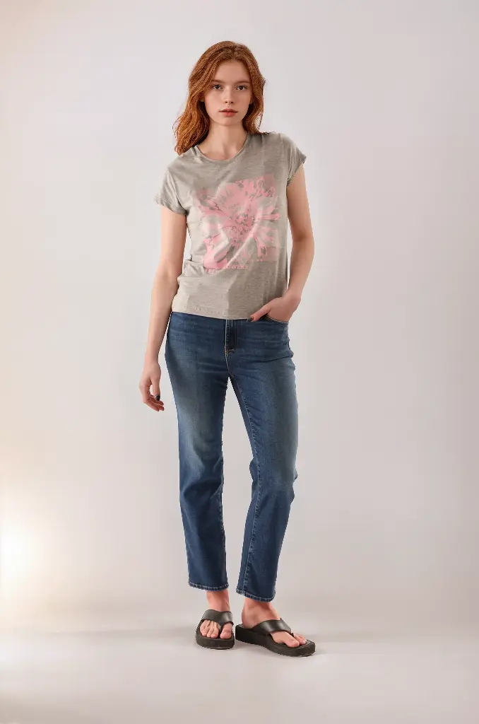 38201105_REMERA_ARIELA_GRIS_MEDIO_01.webp