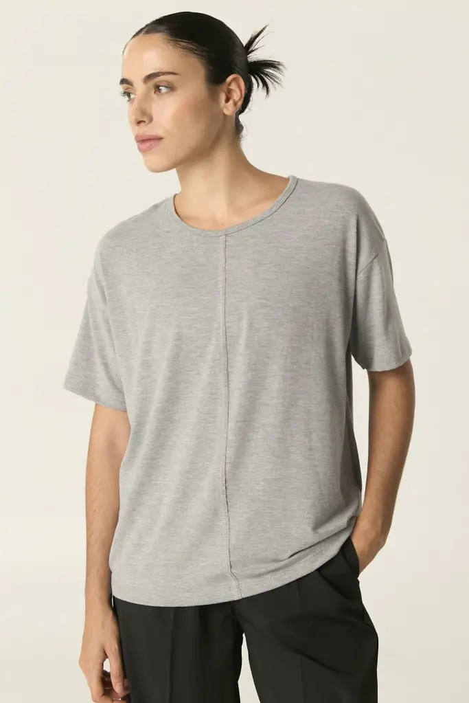 37203504_REMERA_CARMINA_GRIS_02_8f322ec9-0a58-4311-b15e-41c91b764265.webp