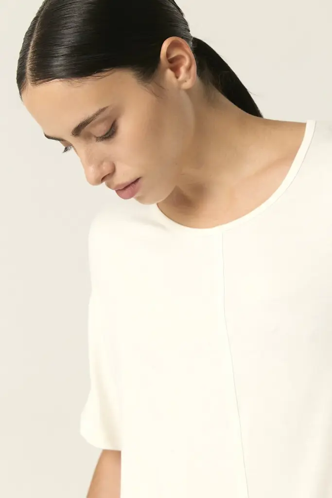37203513_REMERA_CARMINA_OFF_WHITE_03_eb98e04b-22b7-4c2a-a799-08196c54a6b7.webp