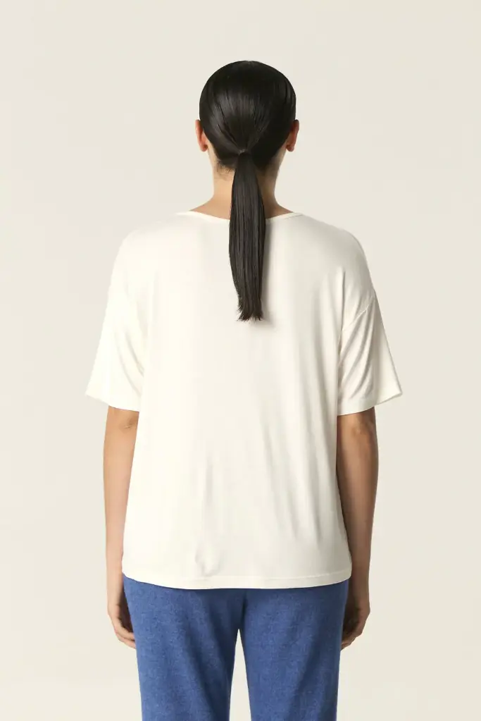 37203513_REMERA_CARMINA_OFF_WHITE_05_f2244a61-e402-4e14-894e-8ef0ab8c94b4.webp