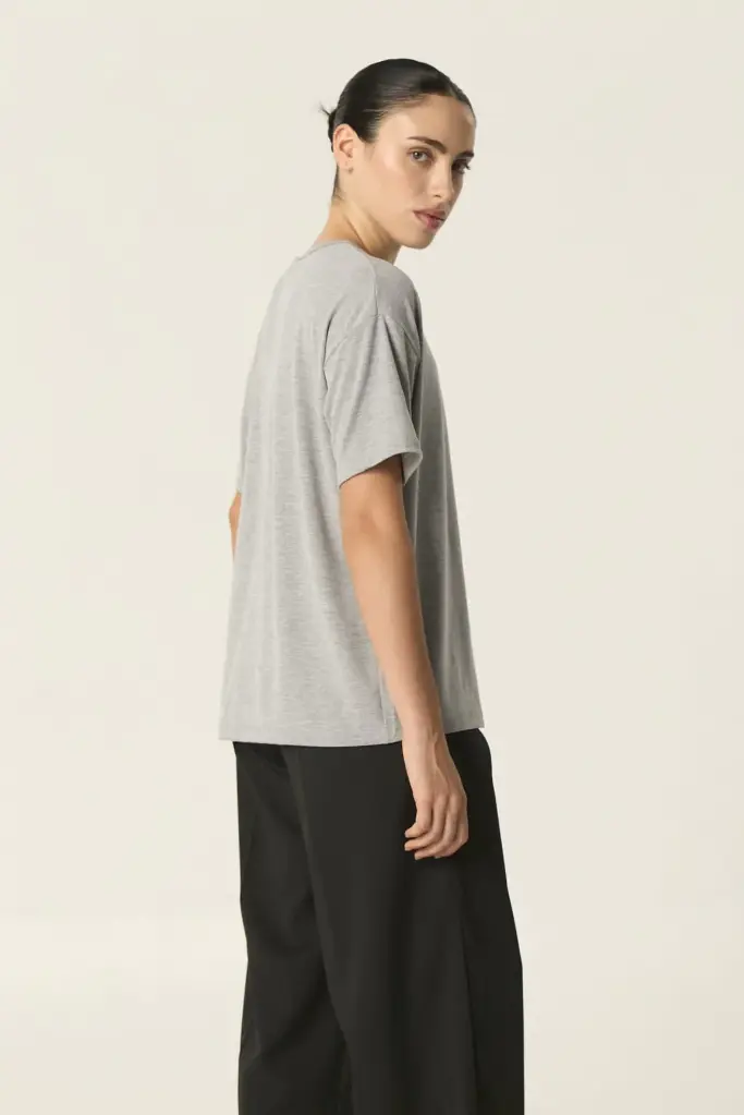 37203504_REMERA_CARMINA_GRIS_06_3758bf67-ee5c-42cb-9520-633d7c1f5b9d.webp