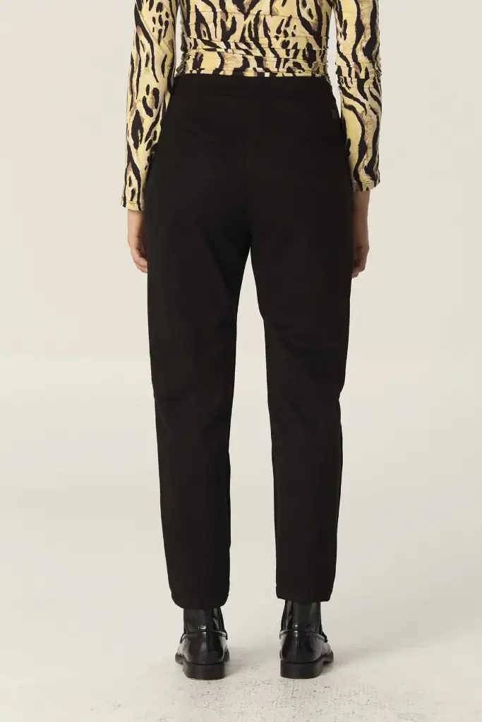 37021301PANTALONGAIANEGRO03_aafd2a8b-5de3-4492-939e-c3f85fa89842.webp