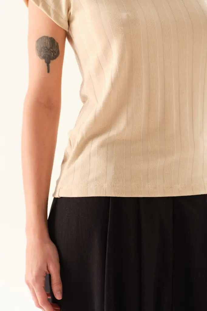 38200314_REMERA_CLAUDINA_BEIGE_05.webp