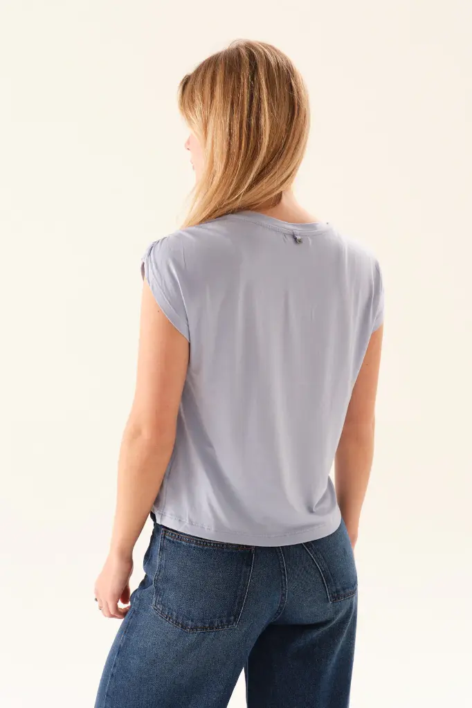 38201251_REMERA_CLEO_CELESTE_05 (1).webp