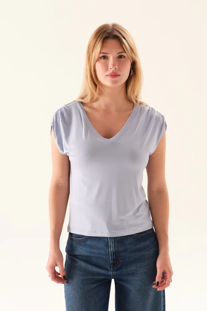 38201251_REMERA_CLEO_CELESTE_02.webp