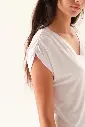 38201210_REMERA_CLEO_BLANCO_04.webp