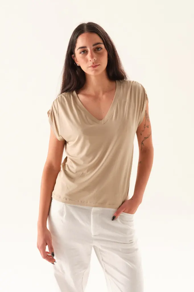 38201214_REMERA_CLEO_BEIGE_02.webp