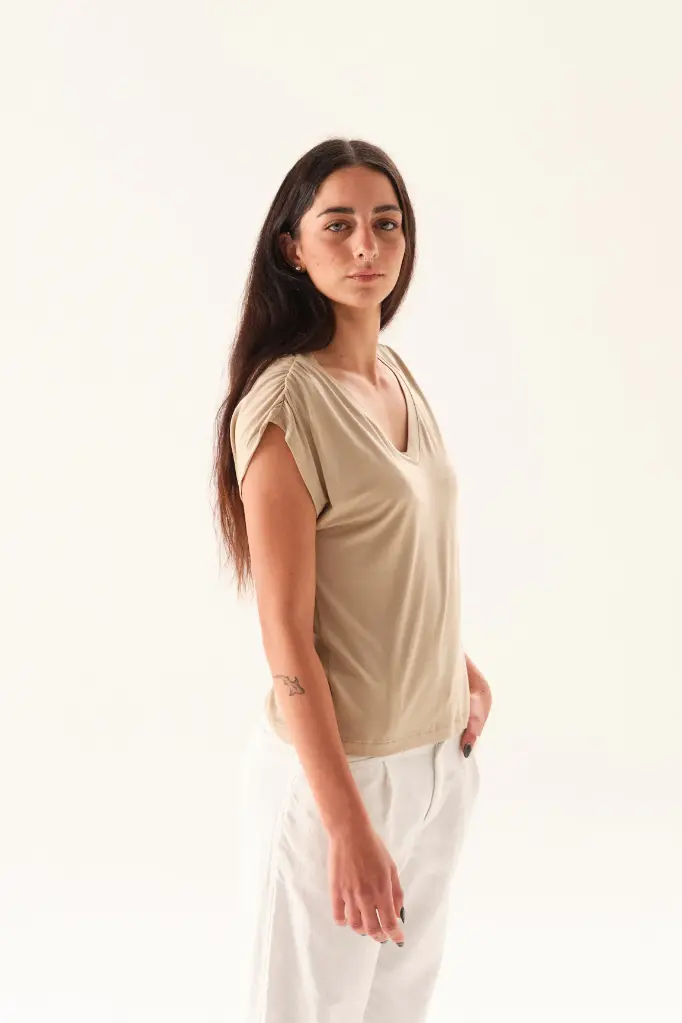 38201214_REMERA_CLEO_BEIGE_03.webp