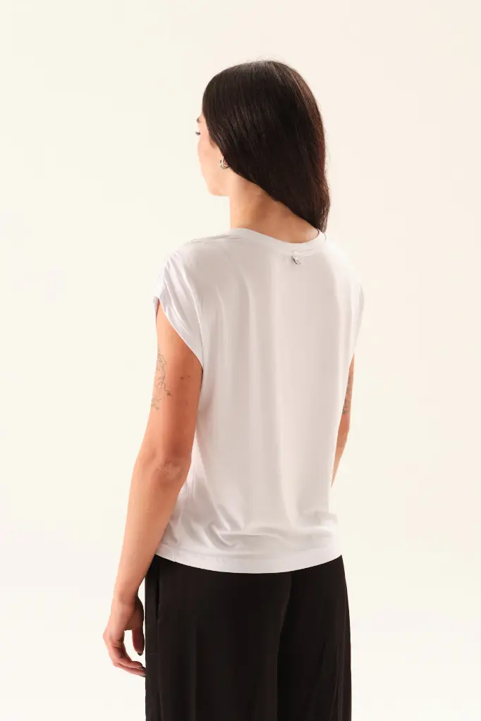 38201210_REMERA_CLEO_BLANCO_05.webp