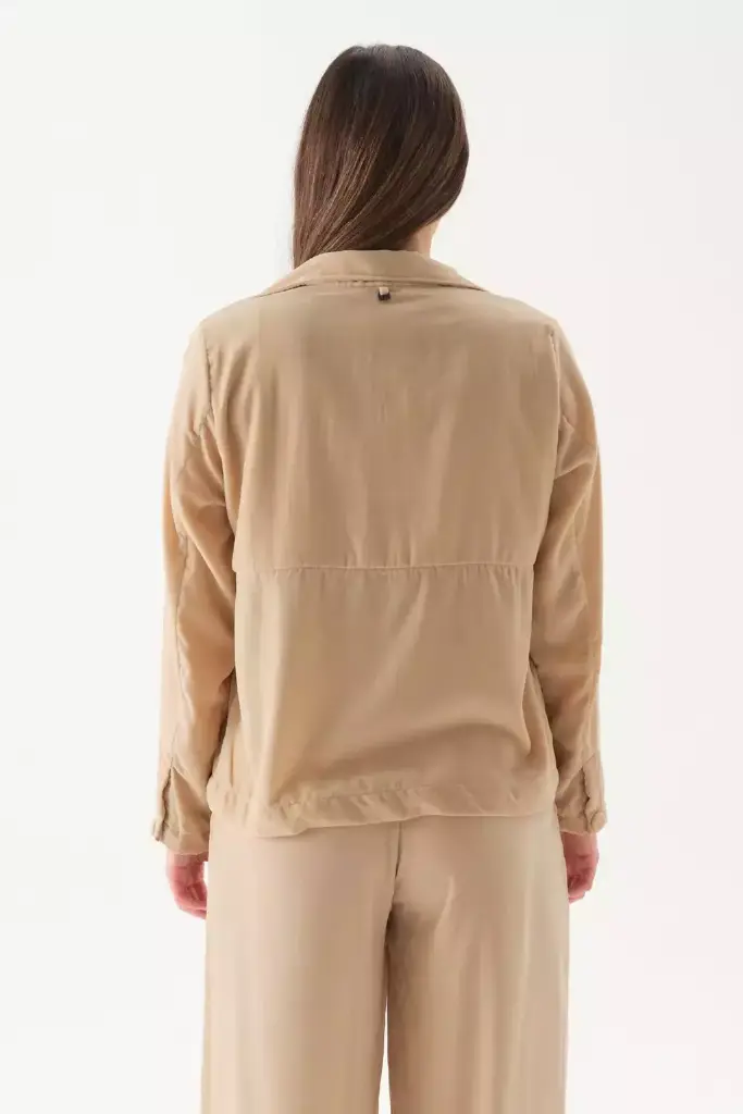35570314_chaqueta_naomi_conjunto_beige_04_6caf5cff-d83f-4582-be8c-402cd35cd576-935e191925533152df17506876441265-1024-1024.webp