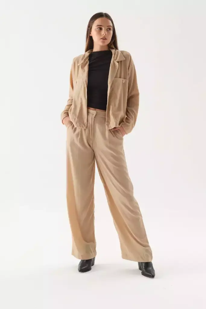 35570314_chaqueta_naomi_conjunto_beige_09_1-3115746975f74c563117506876440294-1024-1024.webp