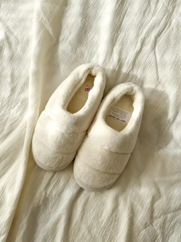 Confy, Pantuflon cerrado de corderito (35-36)