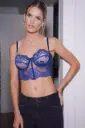 Cara, Bustier y tangaless