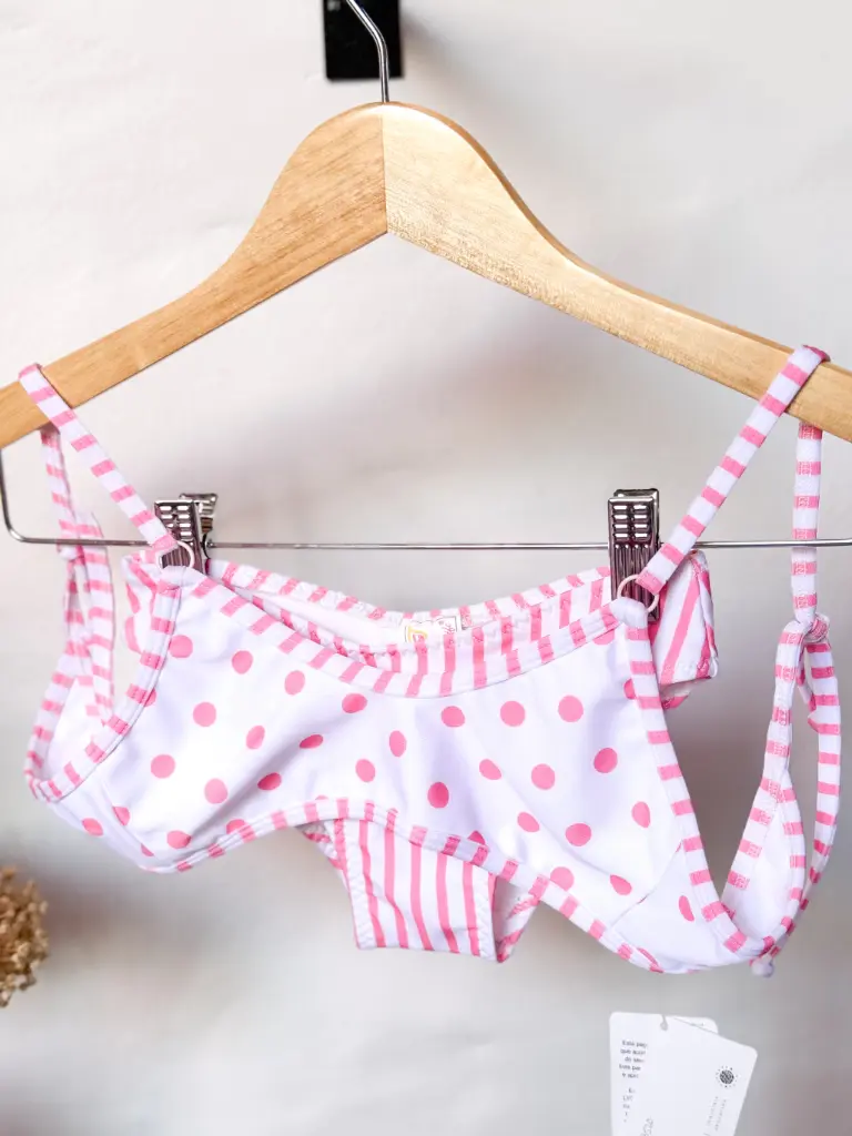 Little Swan, Bikini top y vedetina