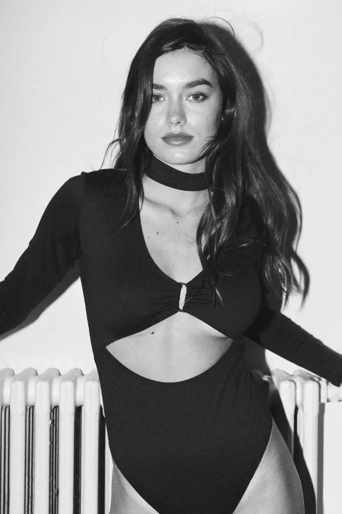 Miko, body manga larga