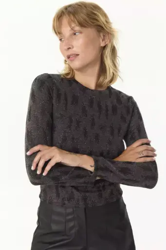 Mara, Sweater