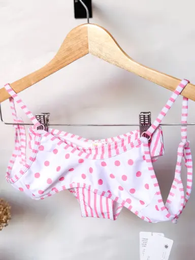[324] Little Swan, Bikini top y vedetina